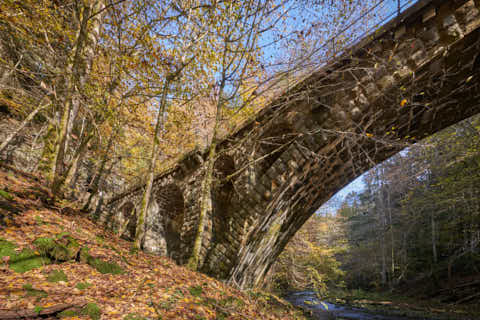 Gemeinde Obernzell Landkreis Passau Erlau Erlautal Granitbahnbrücke Herbst (Dirschl Johann) Deutschland PA